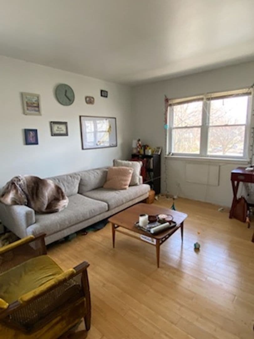Milwaukee Apartment: 1004 E Pleasant St