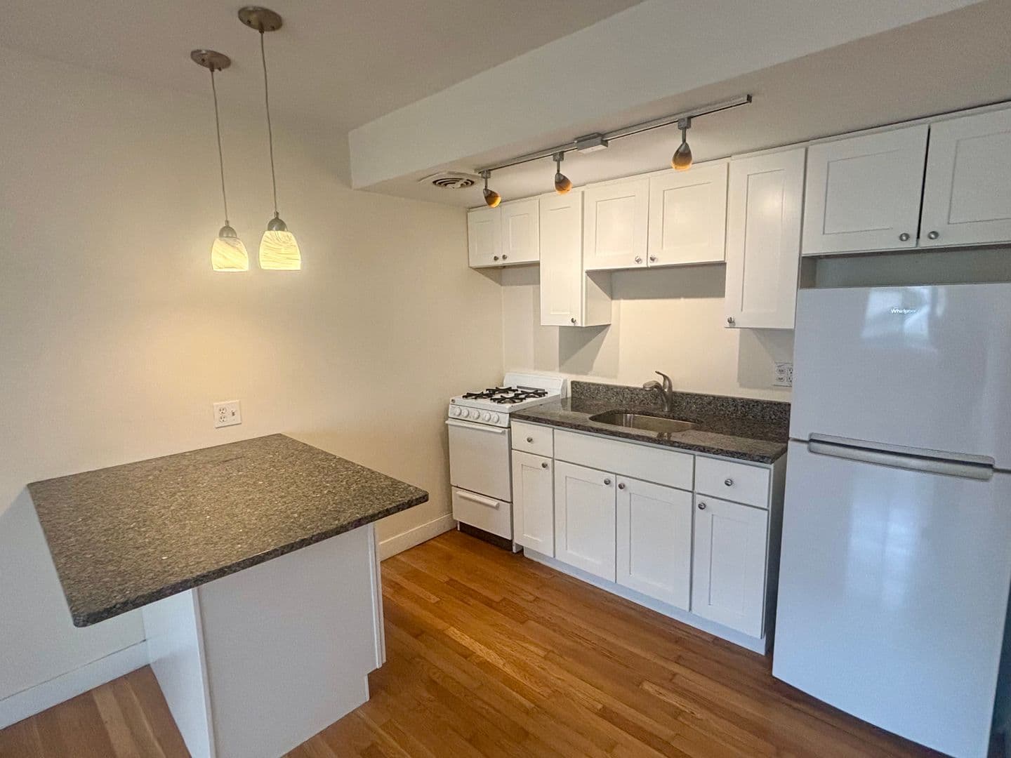 Milwaukee Apartment: 1639 N Farwell Ave