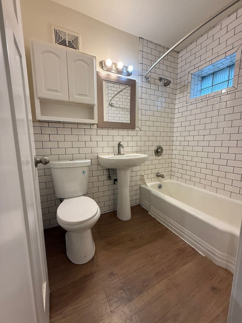 Milwaukee Apartment: 1639 N Farwell Ave