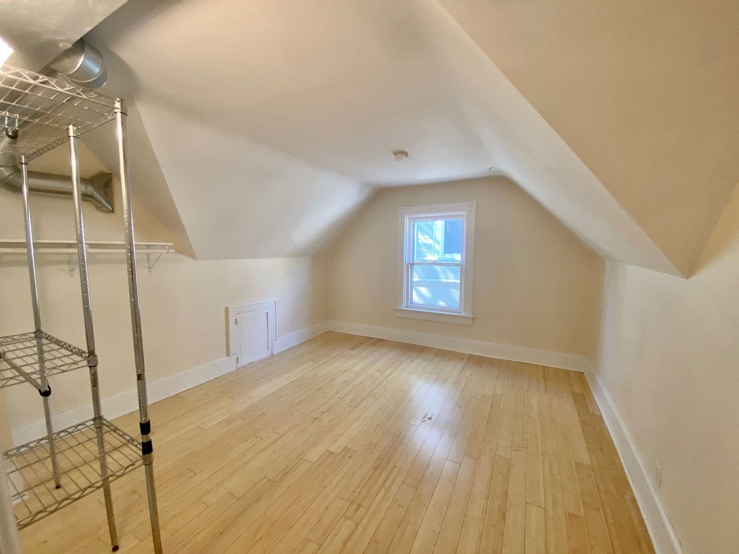Milwaukee Apartment: 1934 N Oakland Ave
