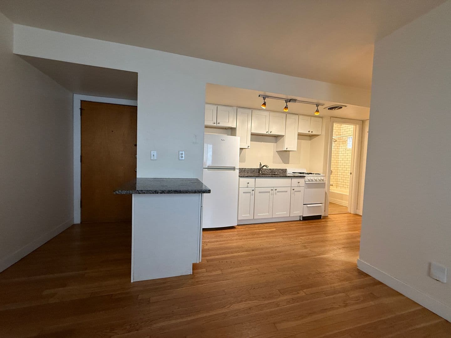Milwaukee Apartment: 1639 N Farwell Ave