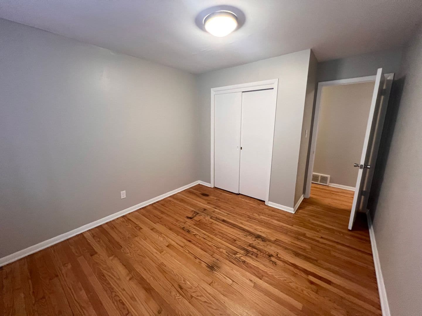 Milwaukee Apartment: 3879 N Humboldt Blvd