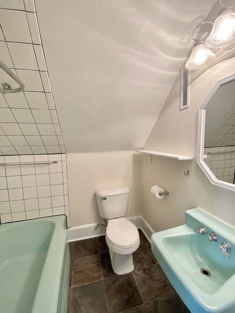 Milwaukee Apartment: 1934 N Oakland Ave