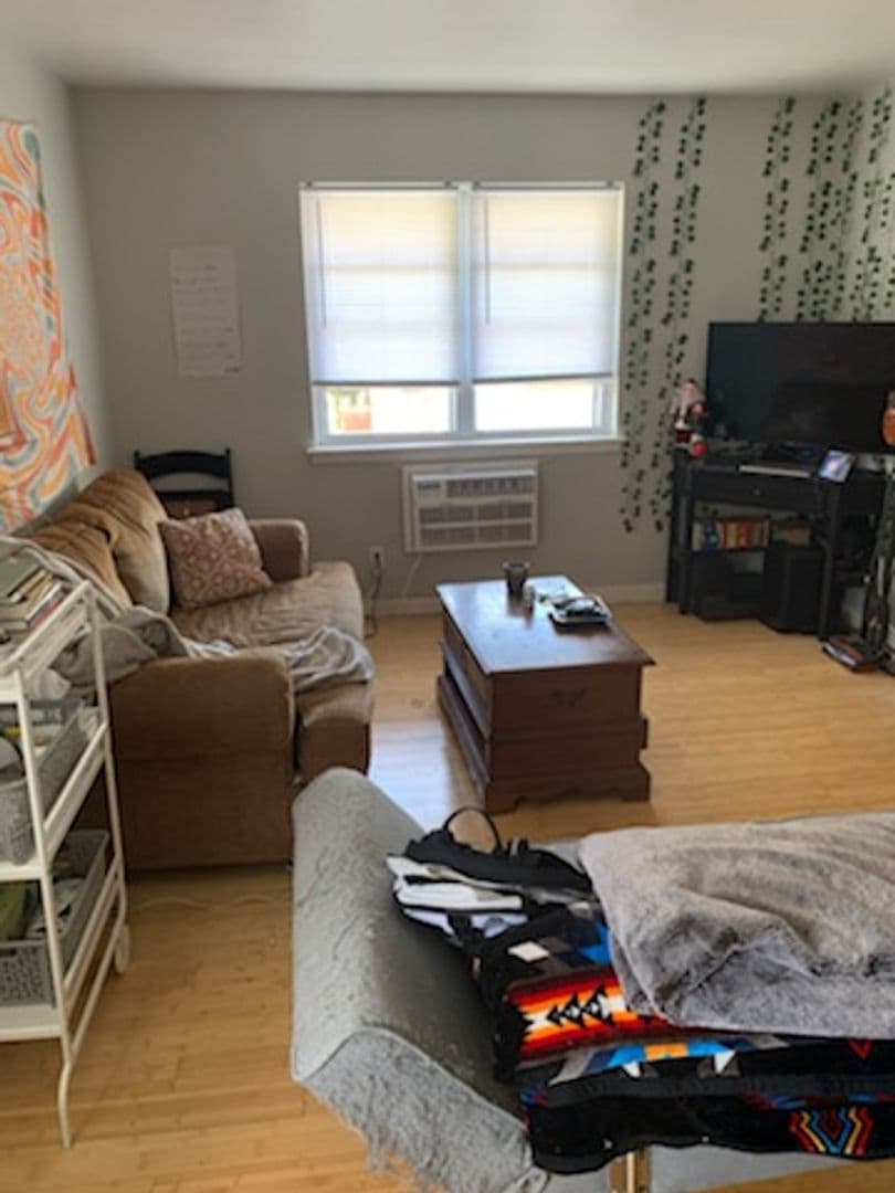 Milwaukee Apartment: 1004 E Pleasant St