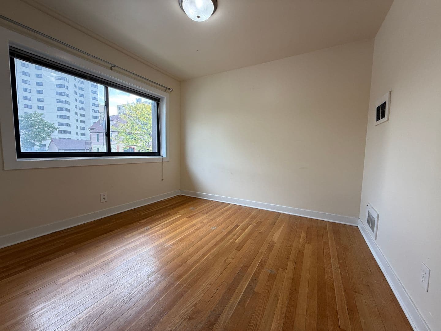 Milwaukee Apartment: 1639 N Farwell Ave