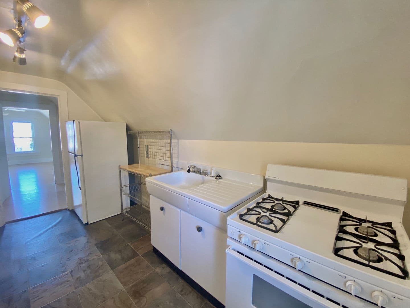 Milwaukee Apartment: 1934 N Oakland Ave