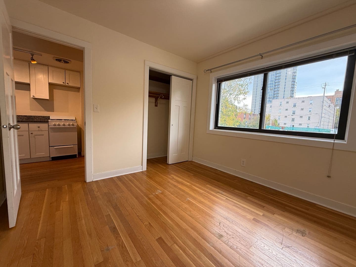 Milwaukee Apartment: 1639 N Farwell Ave