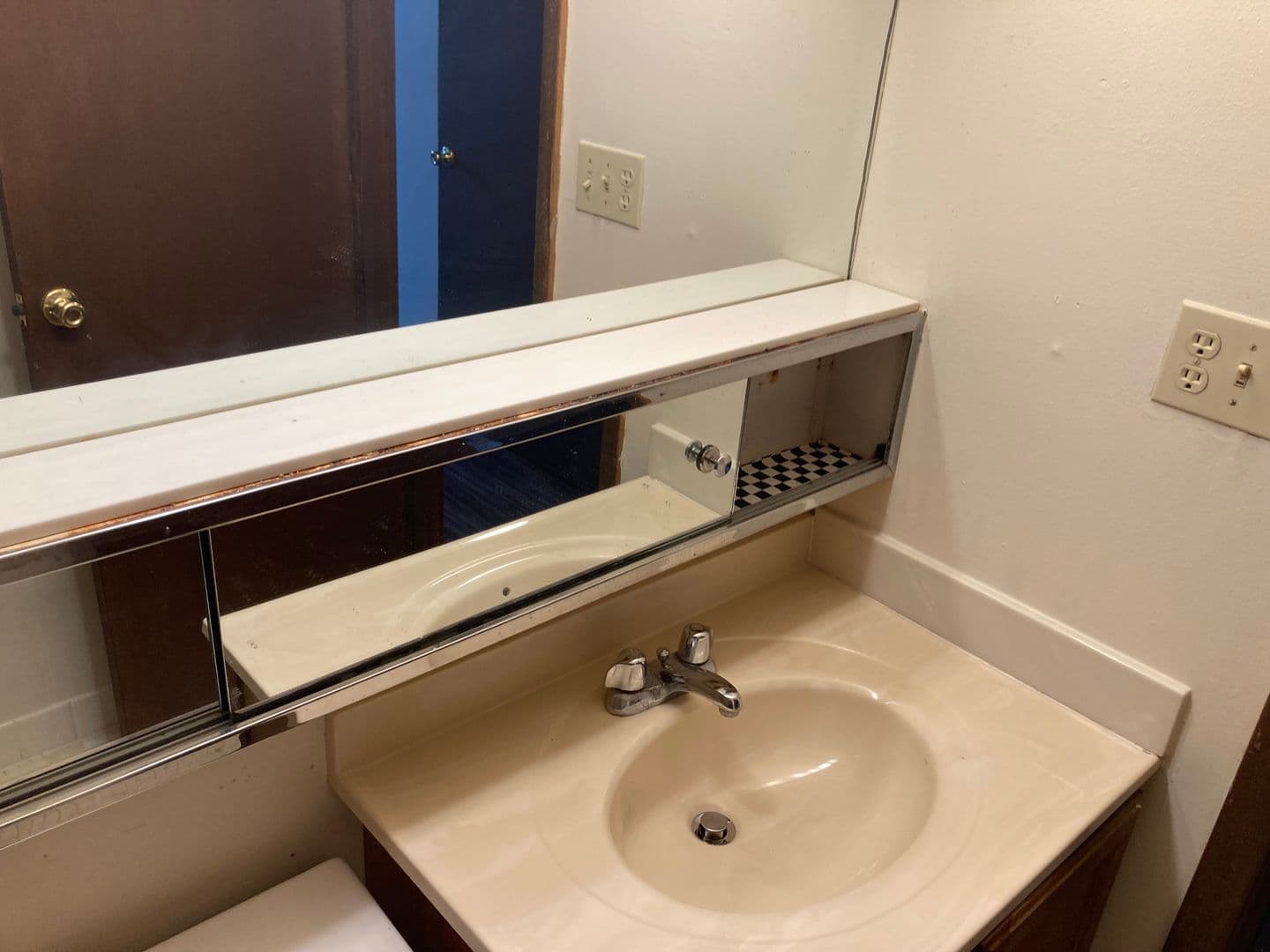 Milwaukee Apartment: 2637 N Frederick Ave