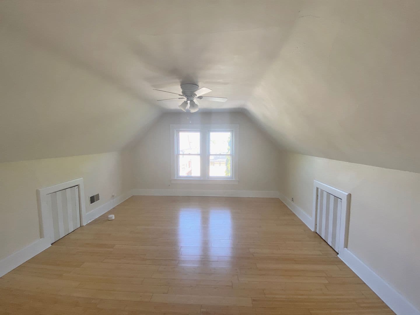 Milwaukee Apartment: 1934 N Oakland Ave