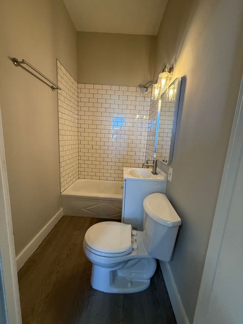 Milwaukee Apartment: 1227 N Milwaukee St