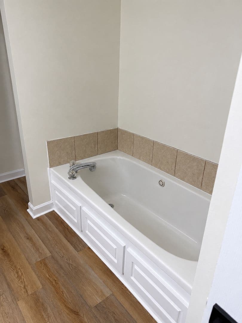 Ridgeland House: 703 Lansdowne Lane