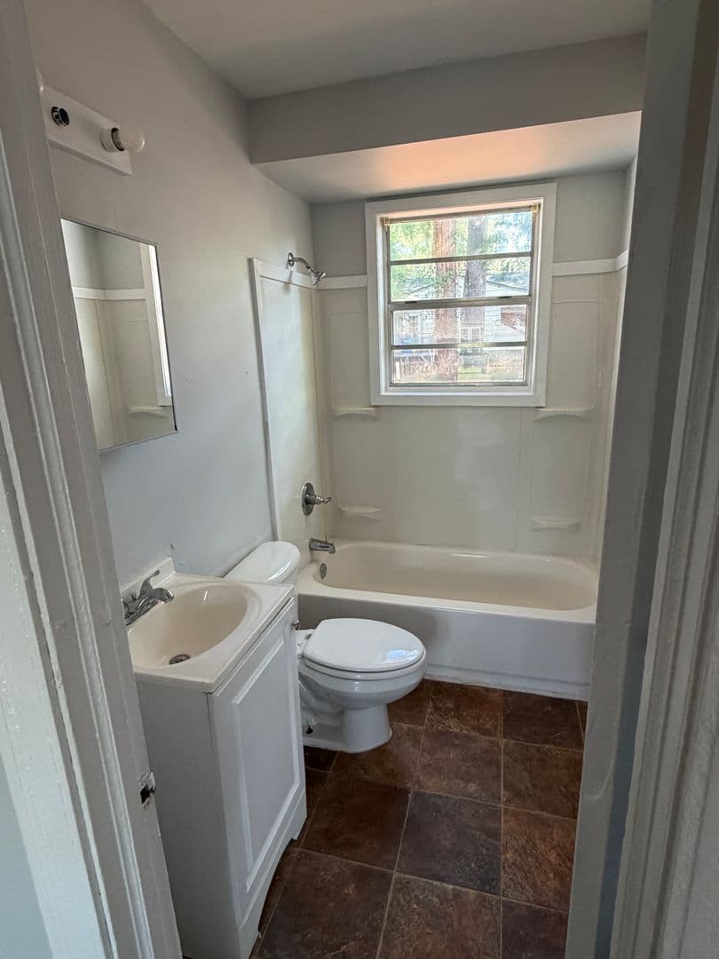 Jackson House: 618 Avalon Road