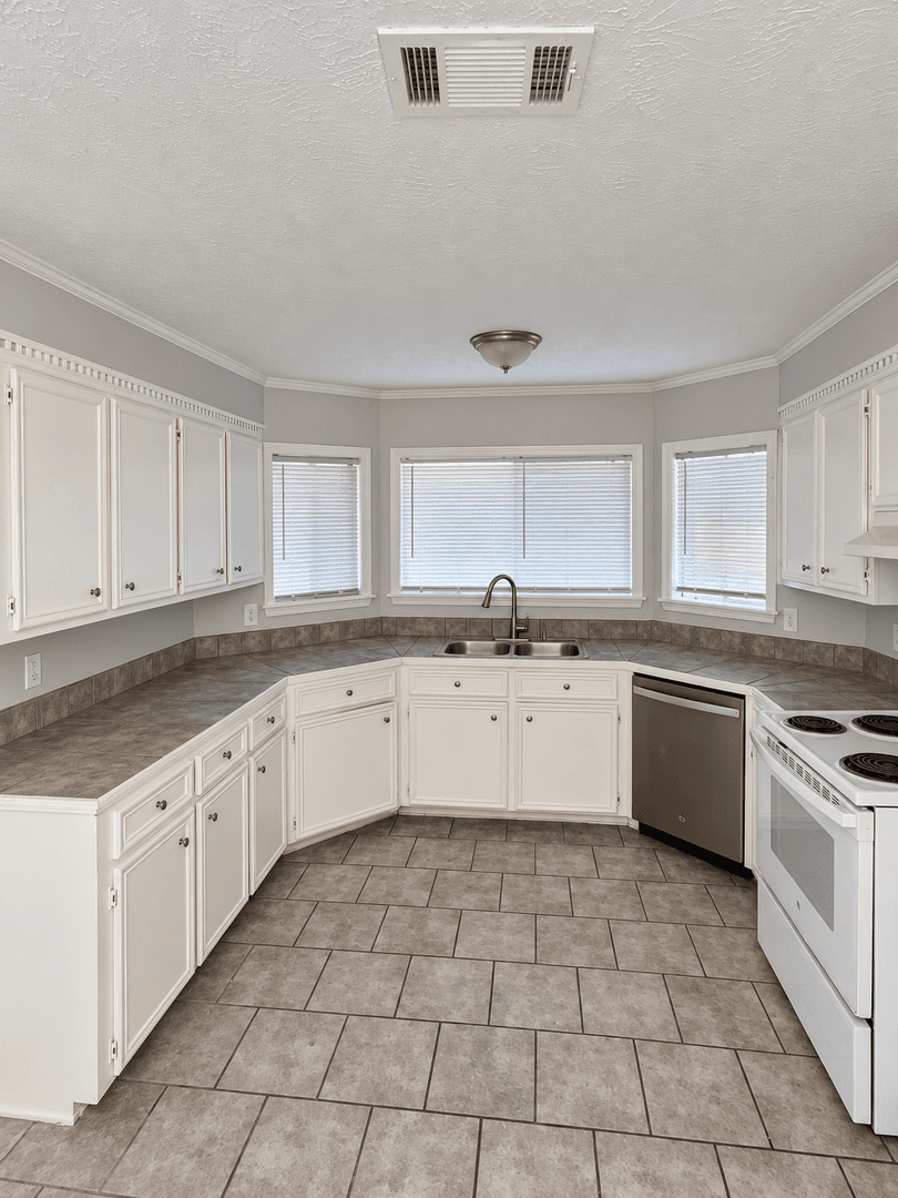 Jackson House: 1426 Tracewood Dr