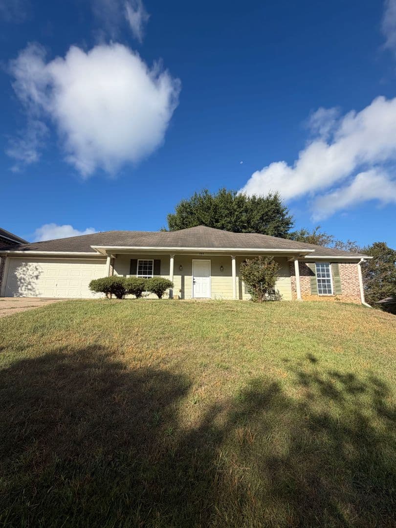 Ridgeland House: 703 Lansdowne Lane