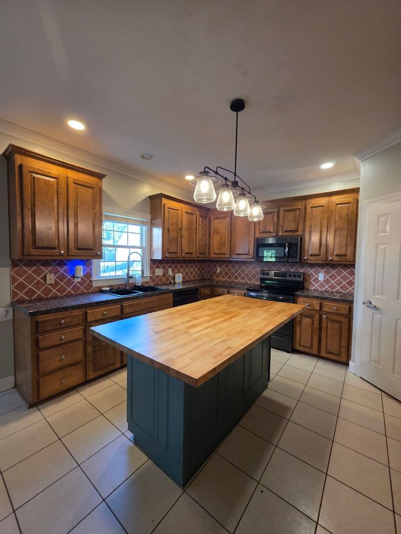 Roebuck House: 522 Saint Helene Ct