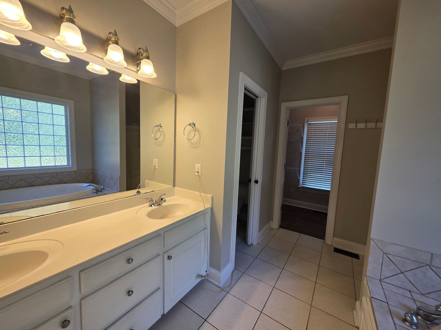 Roebuck House: 522 Saint Helene Ct