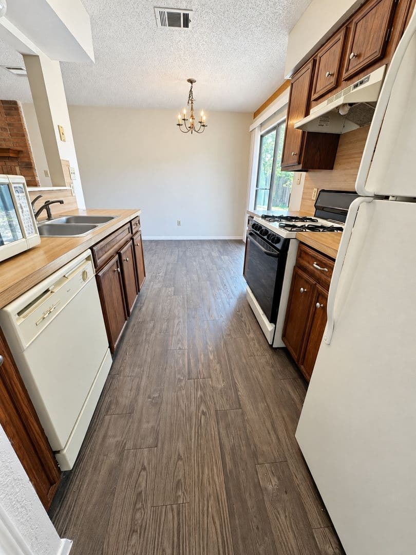 Round Rock Apartment: Hillside at Brushy Creek