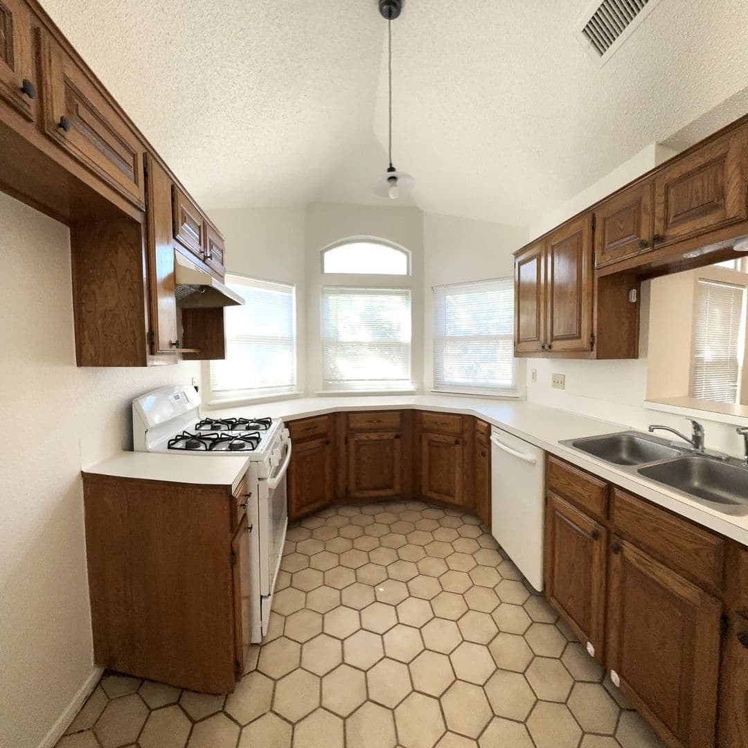 Round Rock House: 2118 Elder Place