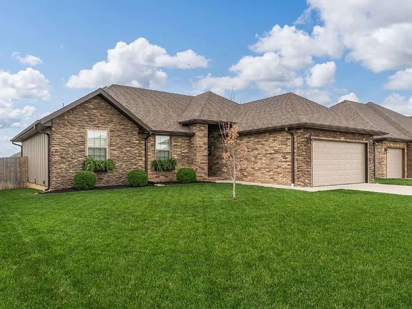 Nixa House: 876 E Dyanne Dr