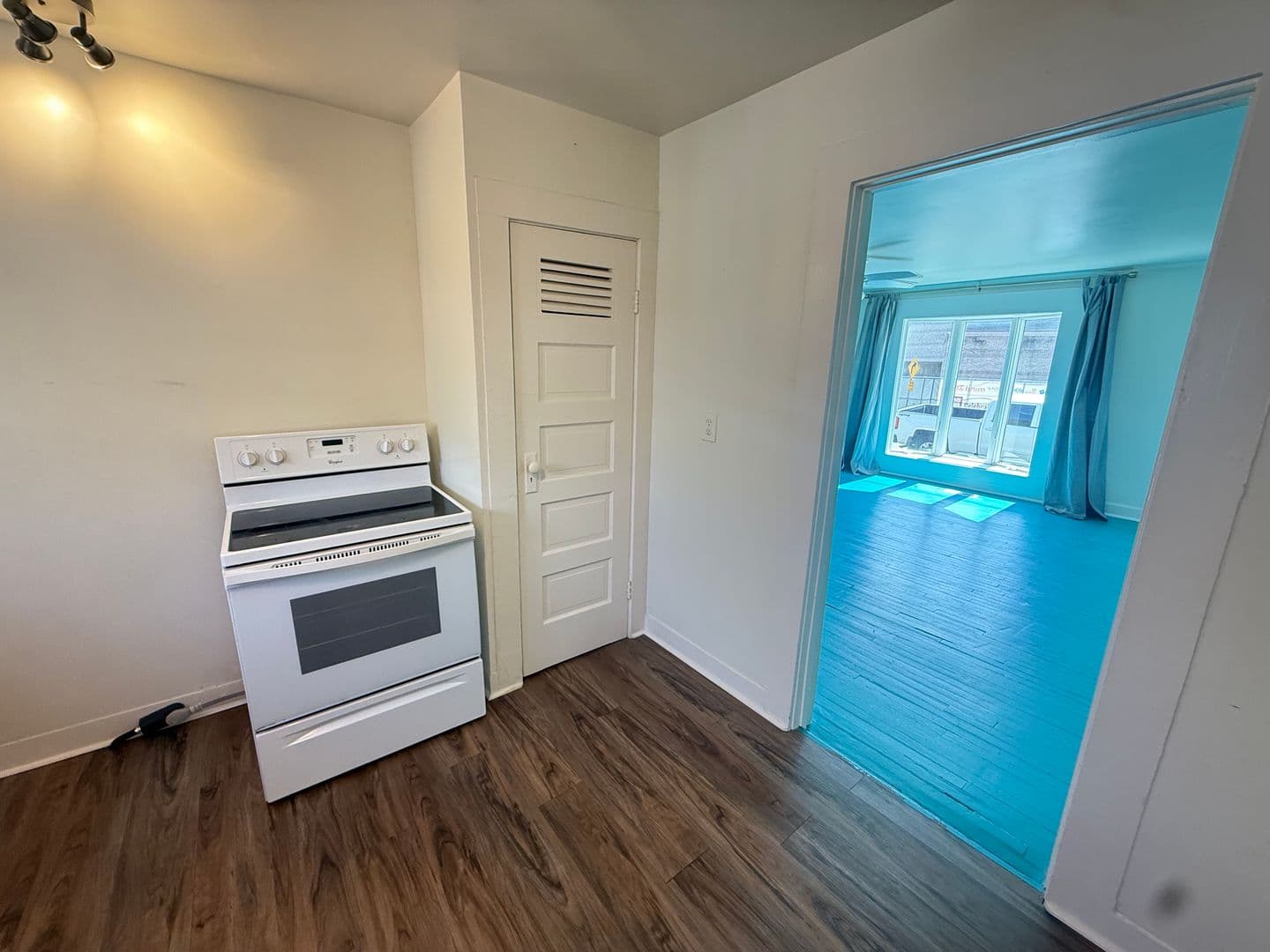 Springfield House: 1357 S Florence Ave