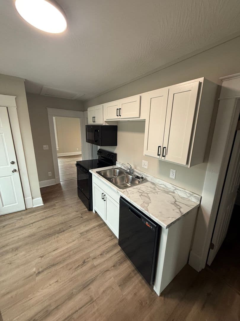 Springfield Apartment: 823 N Main