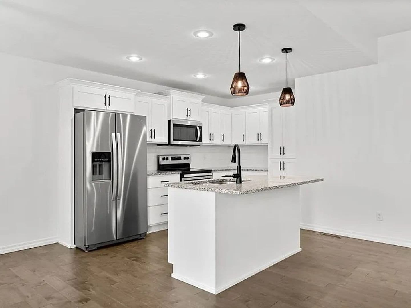 Nixa House: 876 E Dyanne Dr
