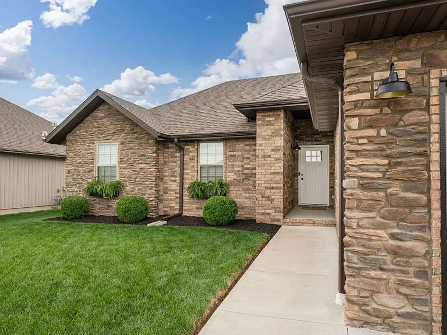 Nixa House: 876 E Dyanne Dr