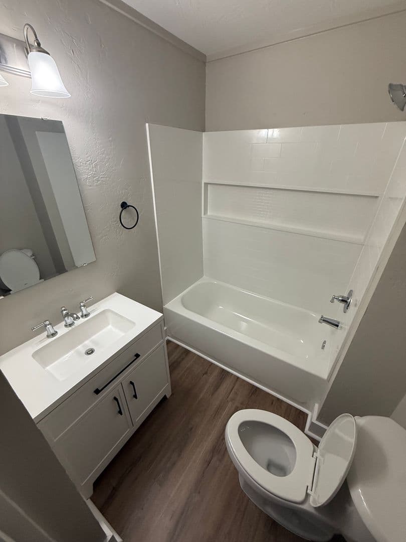 Springfield Apartment: 823 N Main
