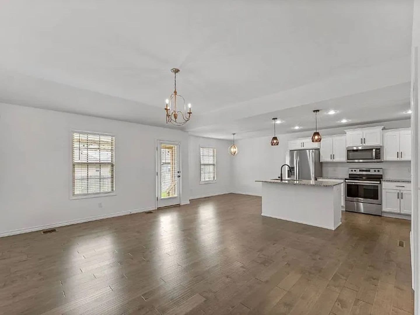 Nixa House: 876 E Dyanne Dr