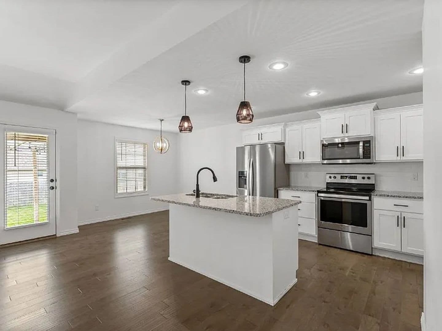 Nixa House: 876 E Dyanne Dr
