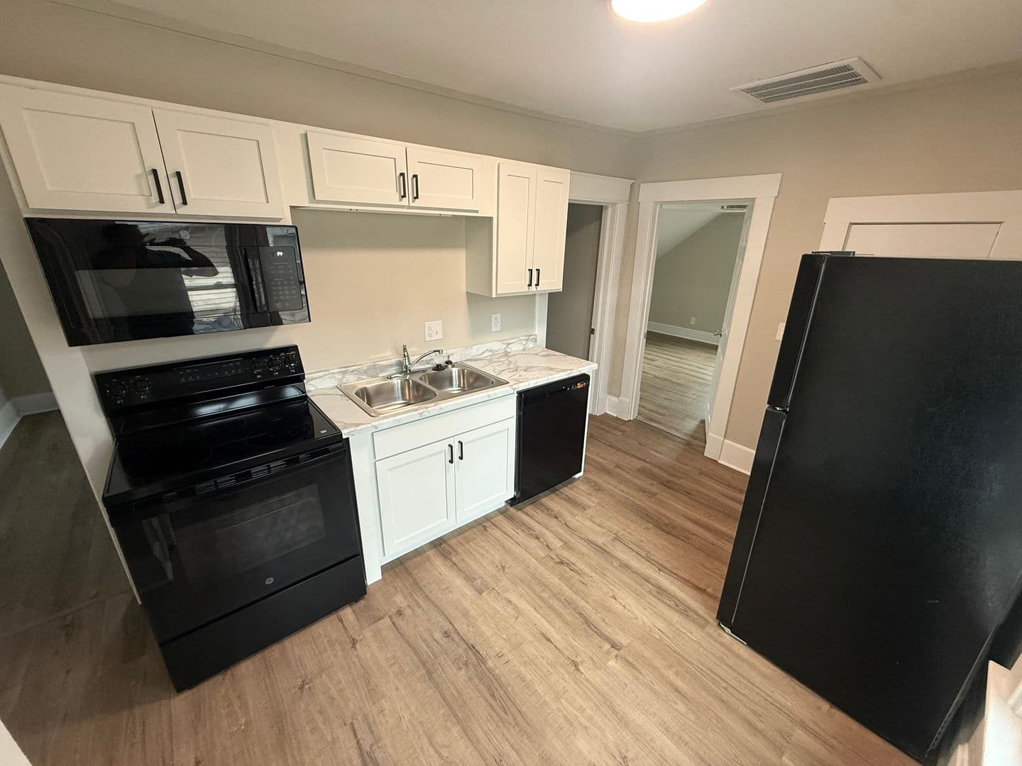Springfield Apartment: 823 N Main