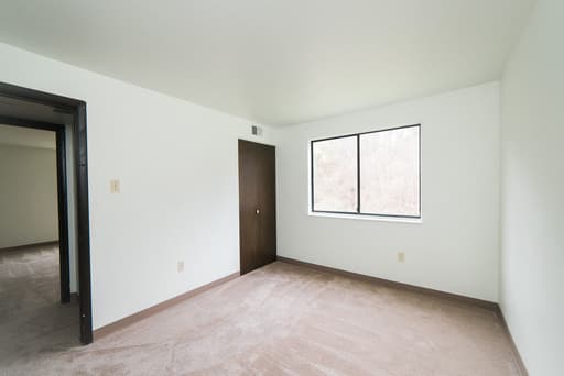 Beaver Falls Apartment: 130 Sunnyhill Drive