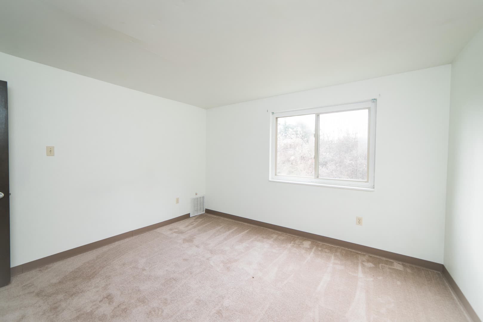 Beaver Falls Apartment: 130 Sunnyhill Drive