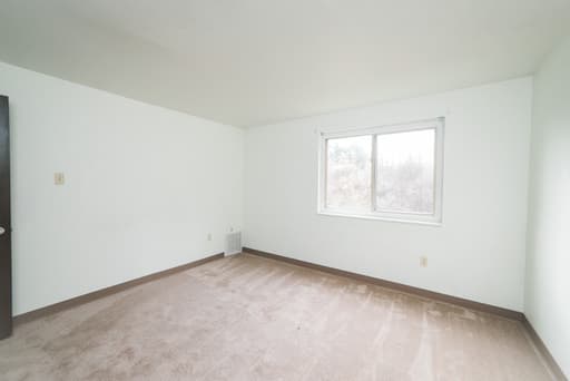 Beaver Falls Apartment: 130 Sunnyhill Drive