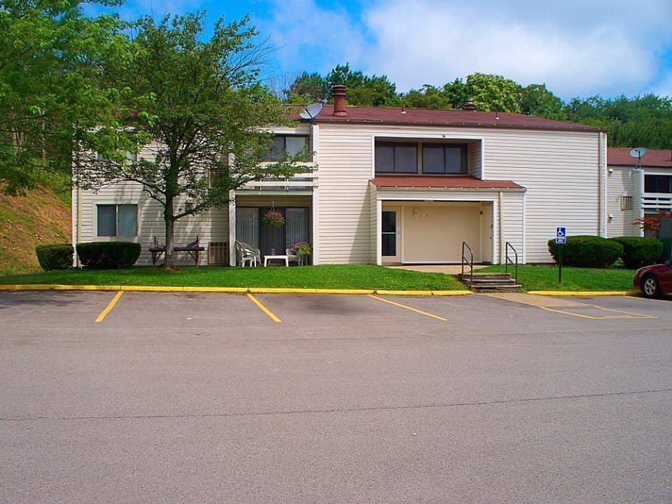 Beaver Falls Apartment: 130 Sunnyhill Drive