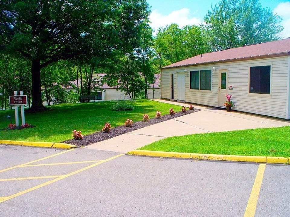 Beaver Falls Apartment: 130 Sunnyhill Drive