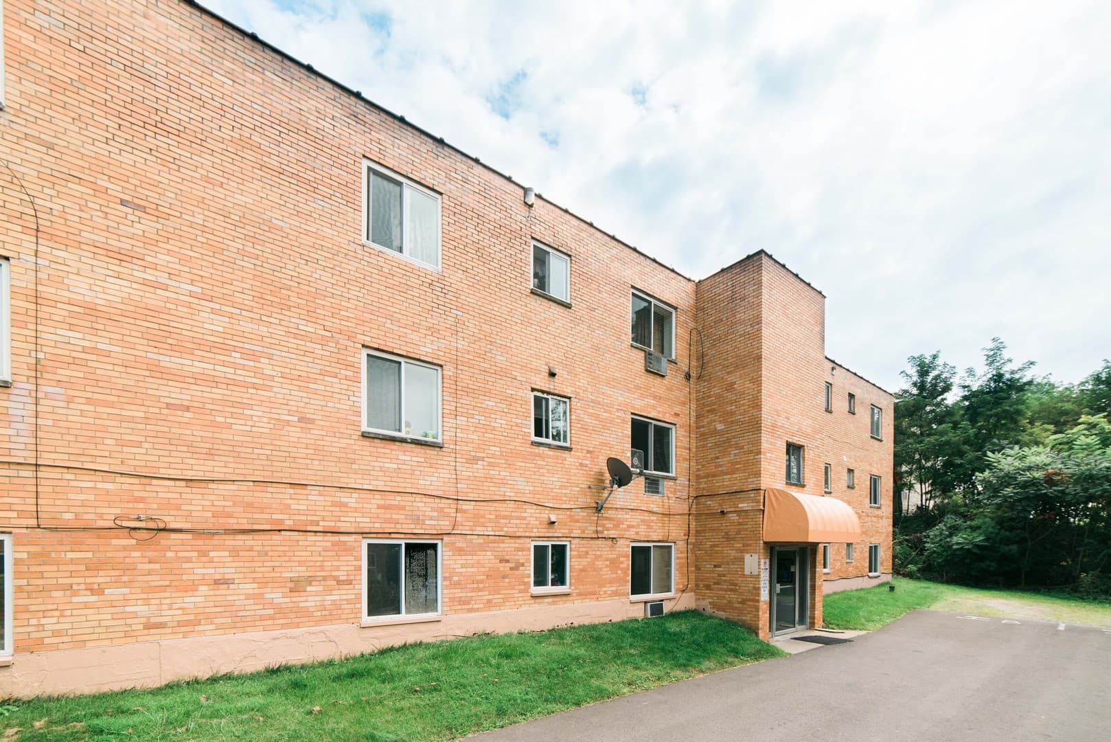 Moon Township Apartment: 283 Moon Clinton Road
