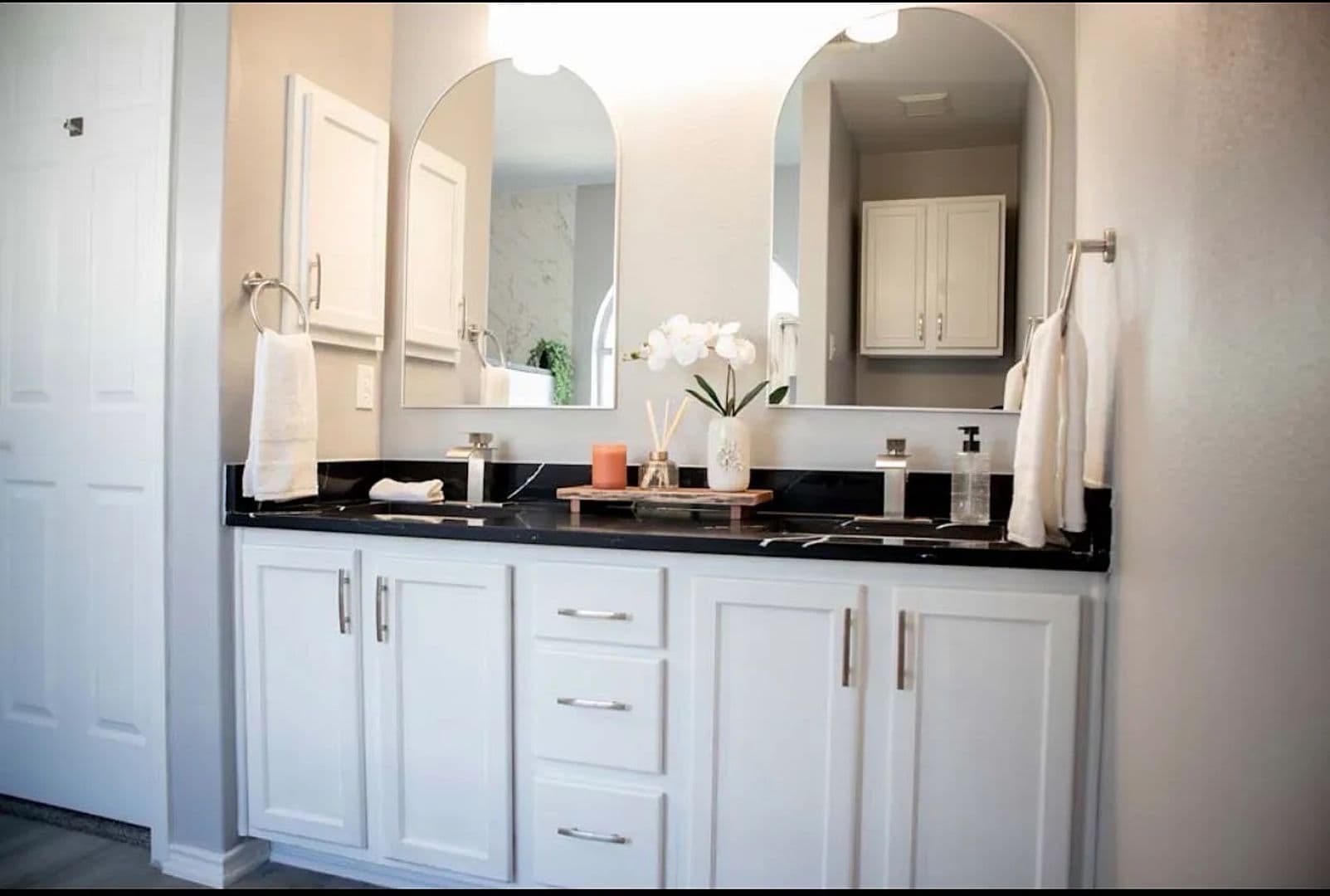 UNIVERSAL CITY House: 9135 GRANITE WOODS