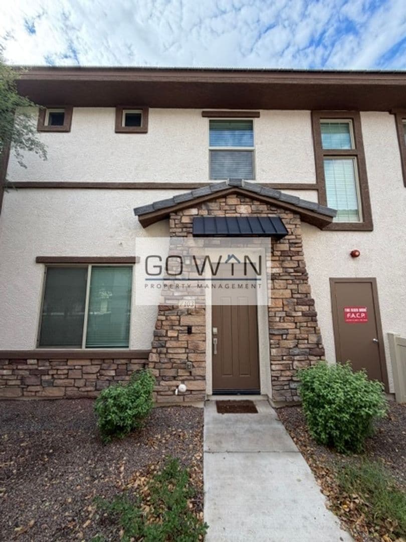 Gilbert Townhome: 2733 S Catherine Dr