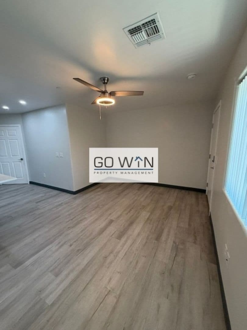Phoenix Apartment: 23 E Illini St