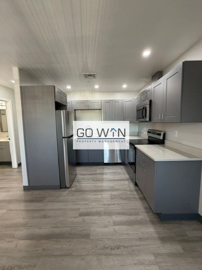 Phoenix Apartment: 23 E Illini St