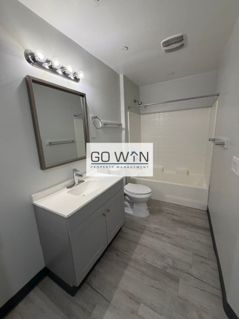 Phoenix Apartment: 23 E Illini St