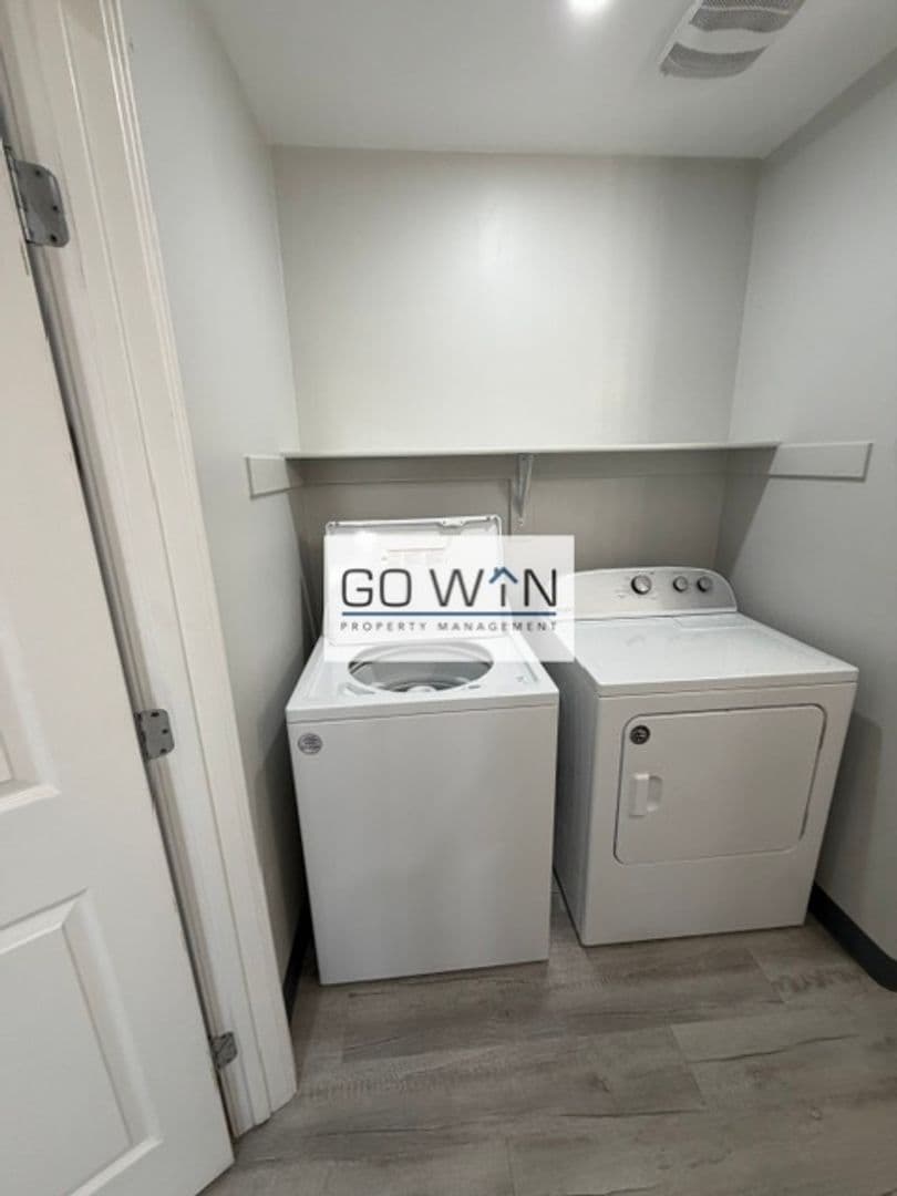 Phoenix Apartment: 23 E Illini St