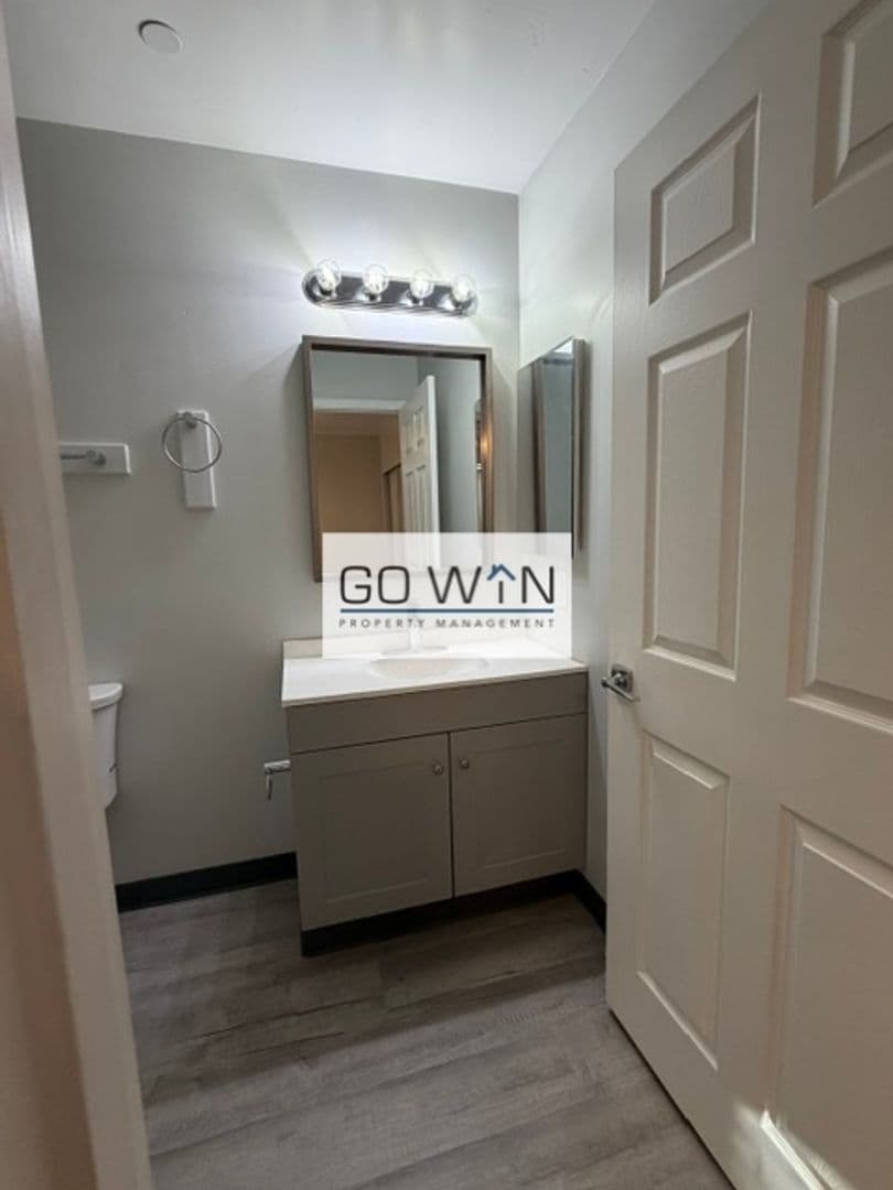 Phoenix Apartment: 23 E Illini St