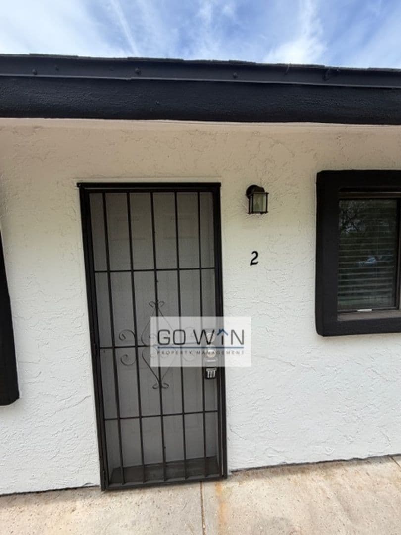 Phoenix Apartment: 1537 W Pierce St.