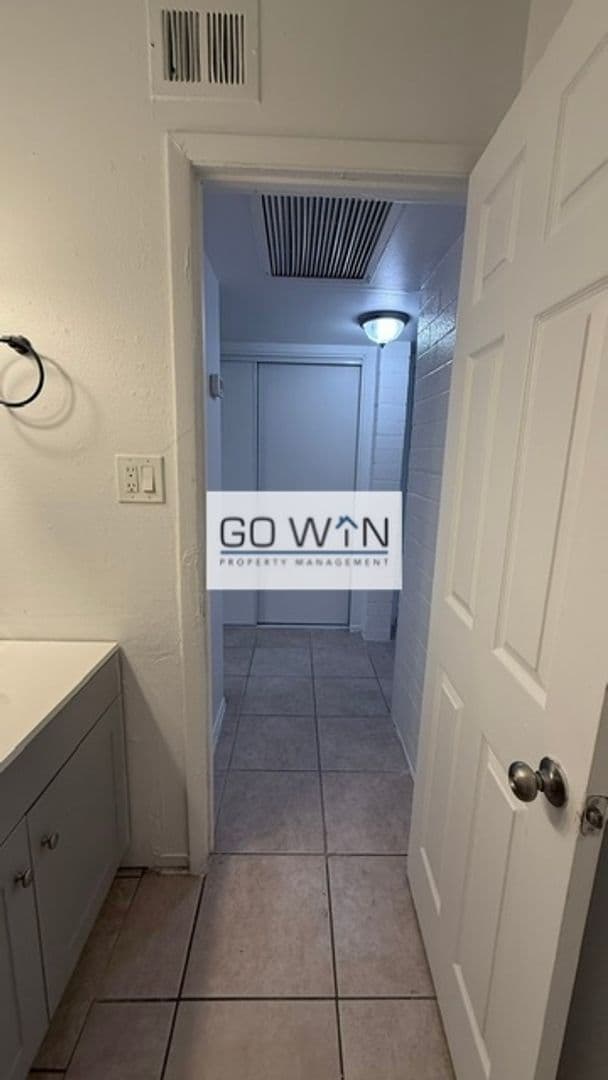 Phoenix Apartment: 2018 W Cactus Rd