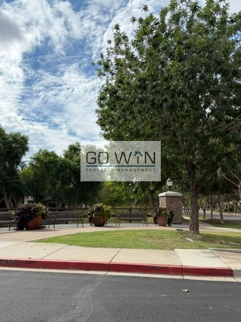 Gilbert Townhome: 2733 S Catherine Dr