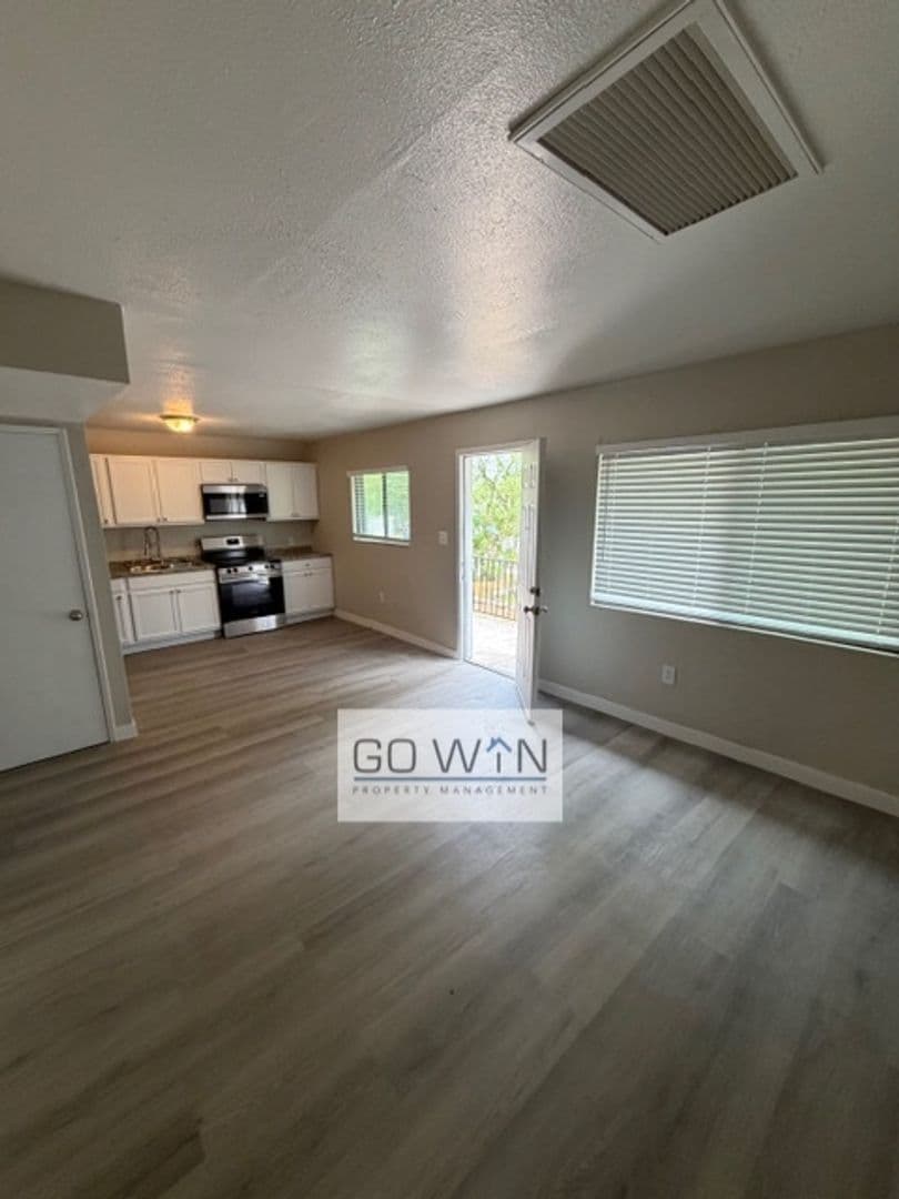 Phoenix Apartment: 1537 W Pierce St.