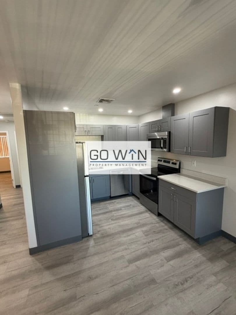 Phoenix Apartment: 23 E Illini St