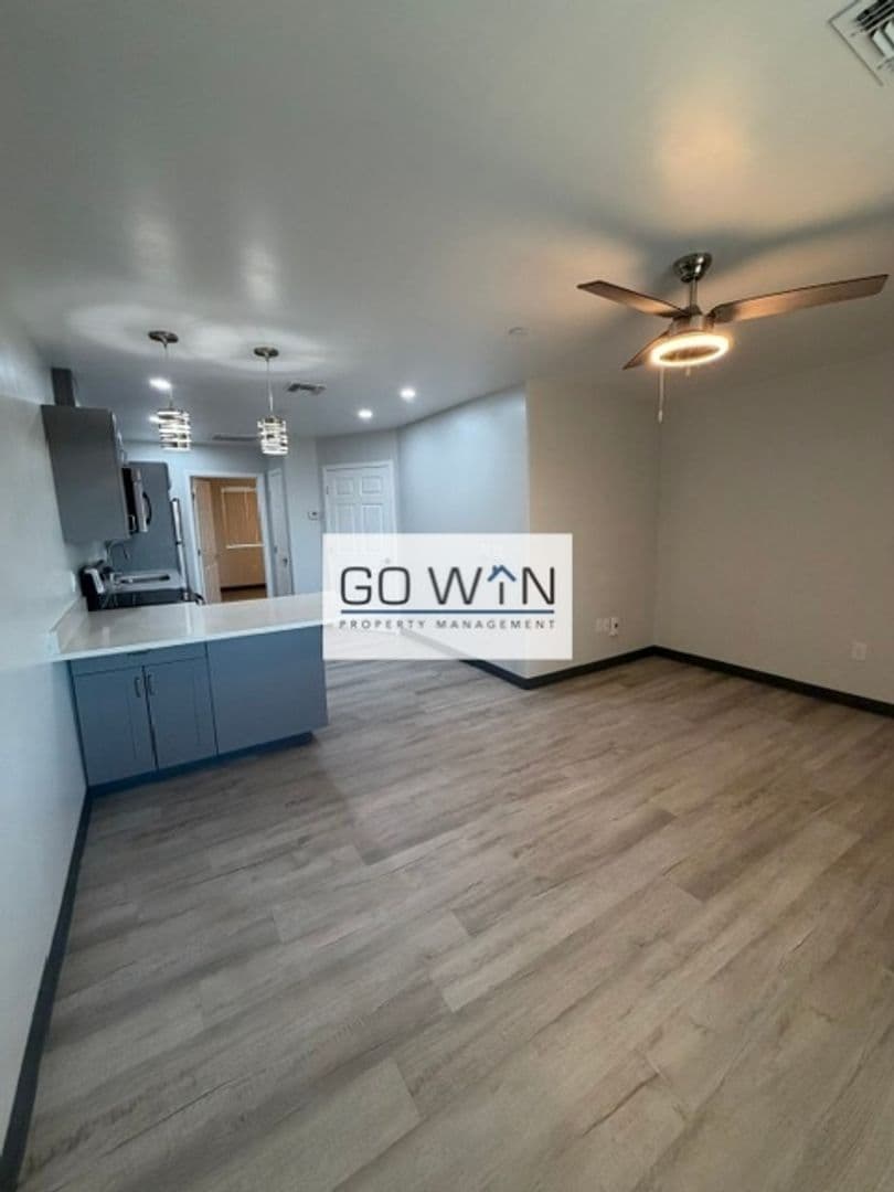 Phoenix Apartment: 23 E Illini St